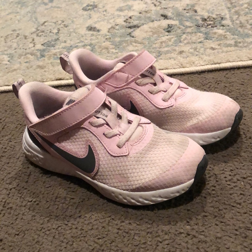 Nike revolution